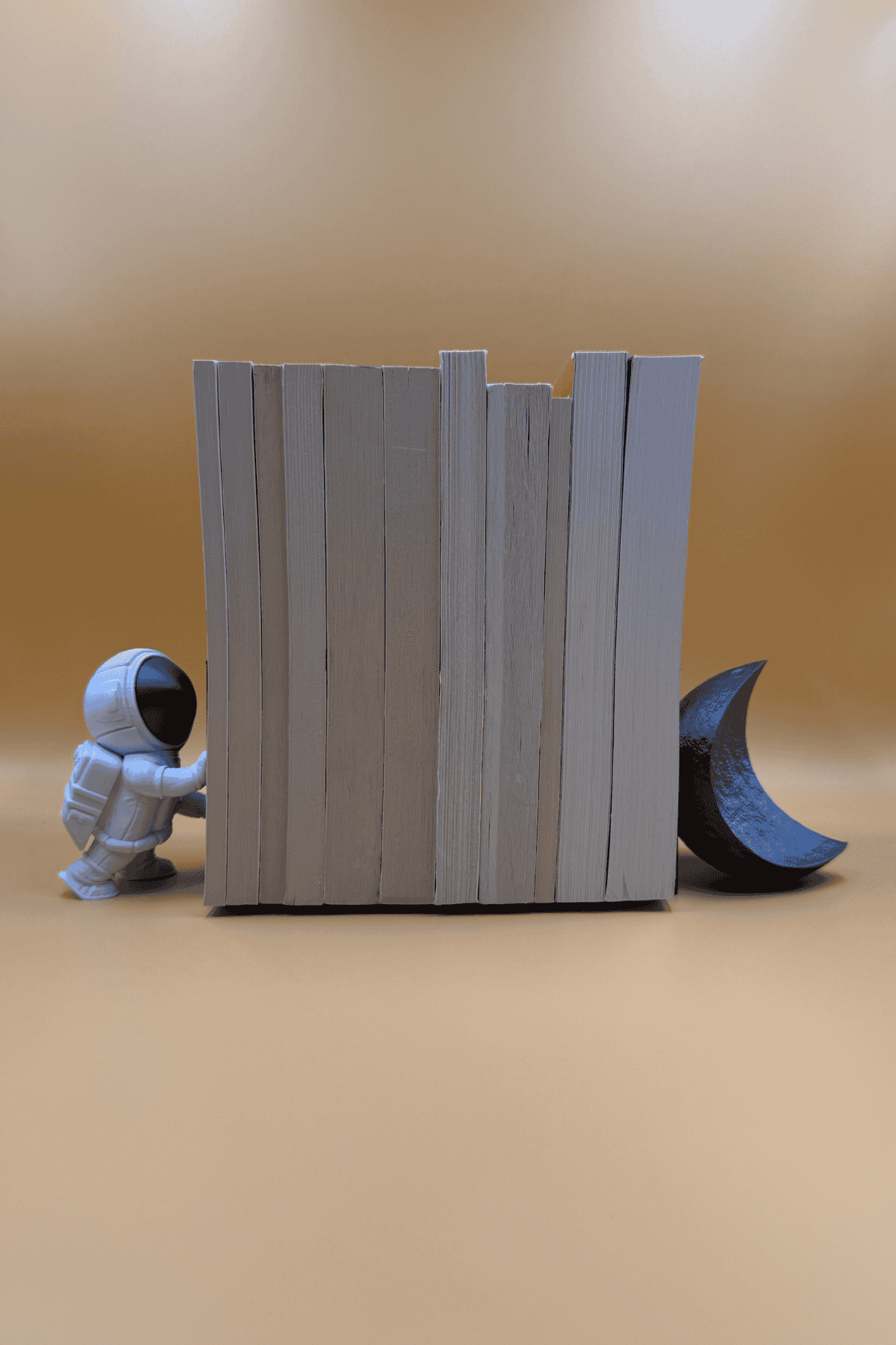 Astronot ve Ay Figürlü Kitap Standı